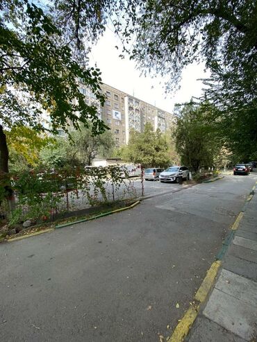 сдается квартира 6 микрорайон: 3 бөлмө, 75 кв. м, 105-серия, 2 кабат, Косметикалык ремонт