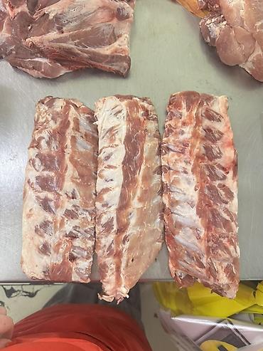 Свинина: СВИНИНА

猪肉。家养猪肉，非常美味。每天都有新鲜猪肉供应。

现有以下部位：
	•	后腿肉
	•	前腿肉
	•	猪排和排骨
	•	五 — 15