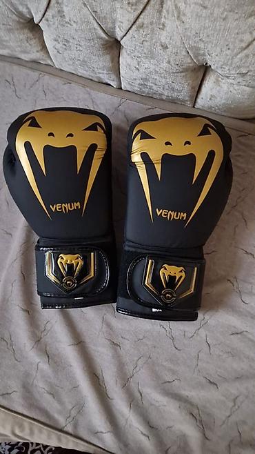Venum boks əlcəkləri – qara-qızılı dizayn - Brend: Venum - Rəng: qara