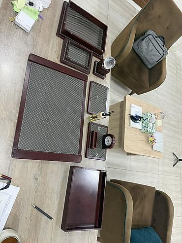 Masa üçün dəst – klassik tərzli, tünd qəhvəyi ağacdan hazırlanmış ofis