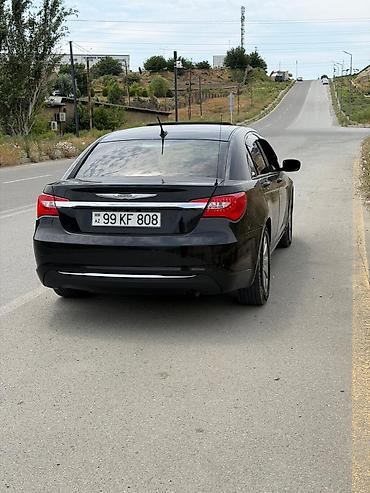 Chrysler: Chrysler 200, qara rəng, sedan kuzov. Xarici xüsusiyyətlər: - Xrom ön — 3