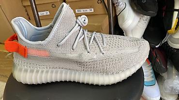 Patike: Yeezy modeli od 36 do 46 za samo 4000 din
pb — 1