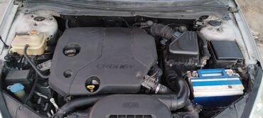 Kia: Kia Cee’d, gümüşü rəngli hetçbek. Xarici: - Orijinal Kia radiator — 5