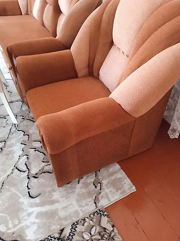 klassik divan: Qonaq otağı üçün yumşaq mebel dəsti təqdim olunur. Dəstə 1 ədəd — 3