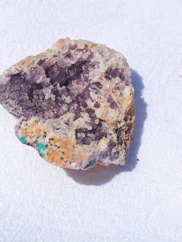 Kristali i minerali: Prirodni mineralni uzorak sa raznim bojama, uključujući plave, zelene — 33