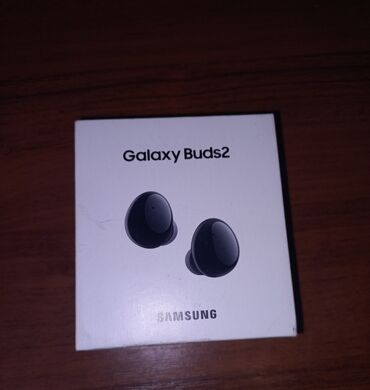 samsung naushniki: Samsung buds 2 .qara reng.sag qulaq ve adapter yoxdur.Qutu