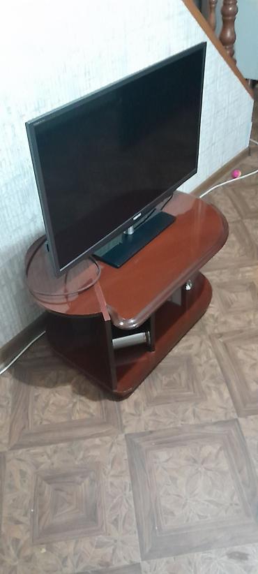 столик для тв: Тумба и подставка для телевизора, Б/у, Напольная, ЛДСП, Самовывоз, Платная доставка, цвет - Коричневый — 1