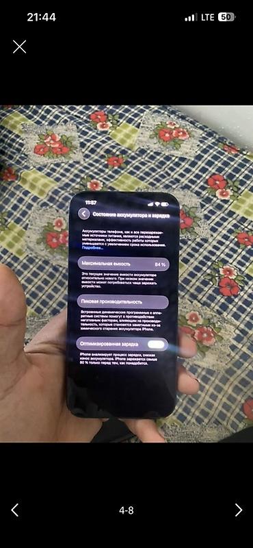 Apple iPhone: Смартфон с плоскими гранями и темно‑синим/черным корпусом. На левом — 8