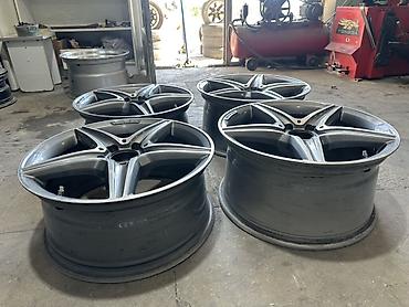 bmw disk type 1: R 18 amg paket. İdeal vezzyetde barter var. 4 ədəd yüngül lehimli disk — 5