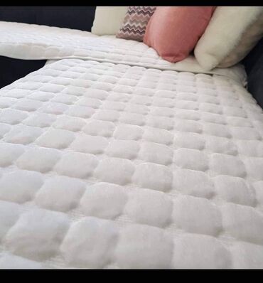 Posteljina: Ne klizajuci plisani flekeri. Idealni za odrzavanje. Set sadrzi tri — 10