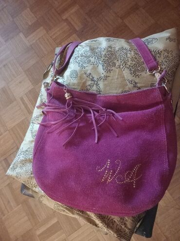 zenska kozna torba: Kozni velur tasna u super stanju srednje velicine u roze boji