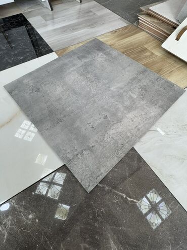 metlax sekilleri: Boz rəngli, beton görünüşlü kvadrat formalı keramik plitə. Bu plitə