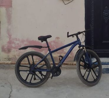 трехколесный велосипед для взрослых бишкек: İşlənmiş Şəhər velosipedi Adidas, 26", sürətlərin sayı: 32, Ünvandan götürmə
