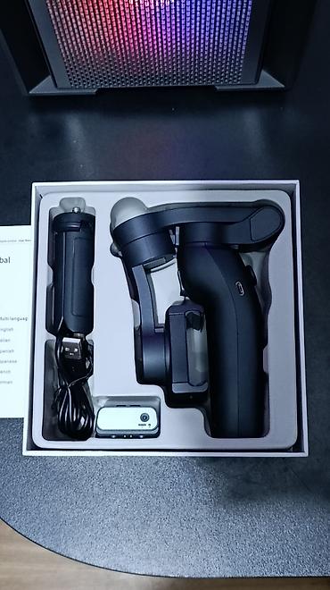stabilizator 12v: F12 3-oxlu qatlanan smartfon stabilizatorunu (gimbal) göstərir.Cihazın — 2