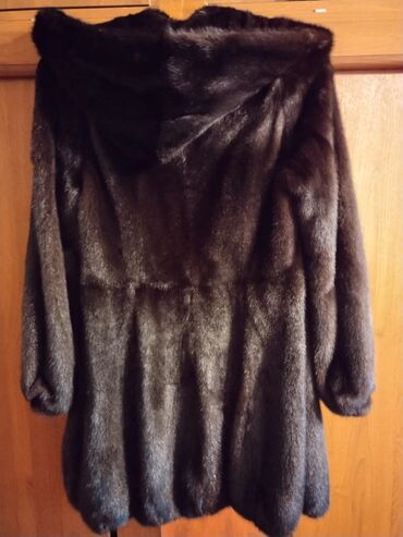 Kürklər: Şuba. Təmiz norkadir. Qiymətdə razılaşmaq da olar. Papagi ve cibleride — 10
