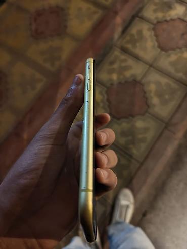 playstation 3 satilir: IPhone 11, Sarı, Qırıq — 2