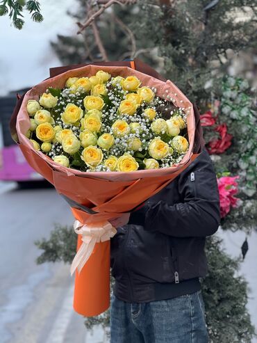 Buket güllər: Müxtəlif rəngli güllərdən ibarət, zərif şəkildə bükülmüş buket. Hər