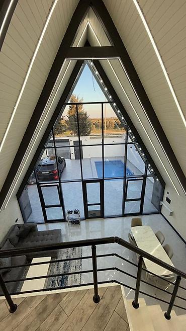 Günlük kirayə evlər: A-Frame tipli müasir bağ evi – hovuzlu - Memarlıq: Üçbucaq formalı — 5