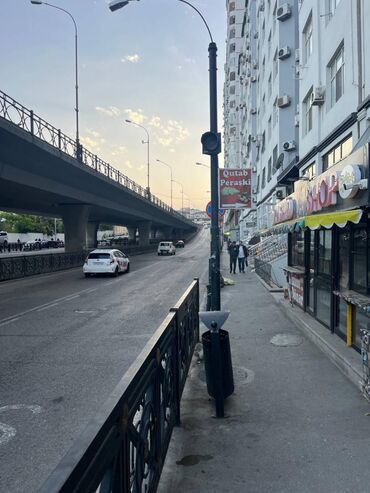 Digər kommersiya daşınmaz əmlakı: 20 Yanvar metrosuna qalxan yolda, 3 cü mikrorayon dairəsi ilə üz-bəüz — 7