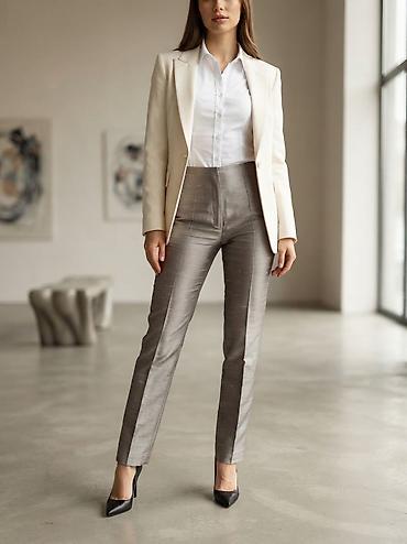 Pantalone: Zenske sive pantalone na ivicu sirova svila, velicina M, duzina — 6