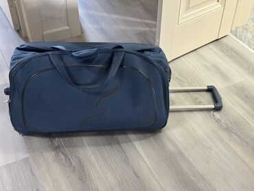 фурнитура для сумки: Чемодан на колесиках очень вместительный.1500 сом