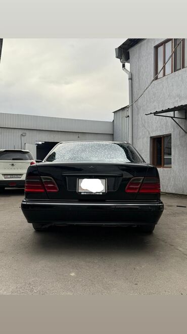 срочно продам авто в связи с переездом: Черный седан Mercedes-Benz E-класса (W210) с классическим дизайном