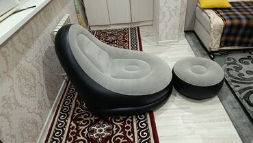 продаю мягкую мебель: Надувное кресло серо-черного цвета с дополнительным пуфиком, идеально