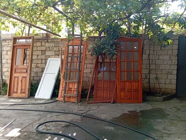 qapı və pəncərələr: Taxta və şüşə elementləri olan qapılar ev, ofis və ya digər binalar