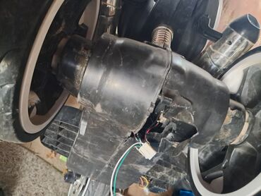Uşaq üçün elektrik maşınları: Uşaqlar üçün nəzərdə tutulmuş, ağ və qara rənglərdə motosiklet