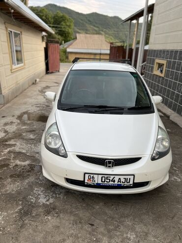 лейлек машина: Автомобиль Honda Fit белого цвета. Компактный хэтчбек с рейлингами на