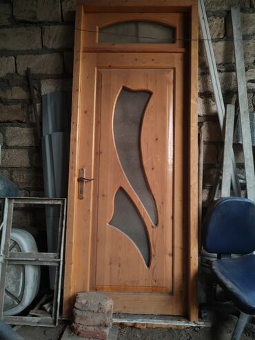qaradağ kərpic zavodu: Taxta giriş qapısı və üst transom şüşəsi - Material: təbii ağac (şam