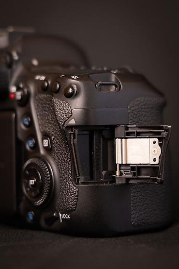 canon 6d: Canon EOS 6D Mark II DSLR + Canon EF 50mm f/1.8 STM obyektiv Üzərində — 6