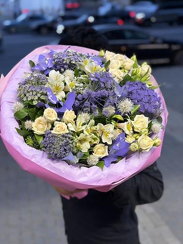 Böyük ölçülü, zərif dizaynlı buket. Tərkib: - Krem rəngli qızılgül