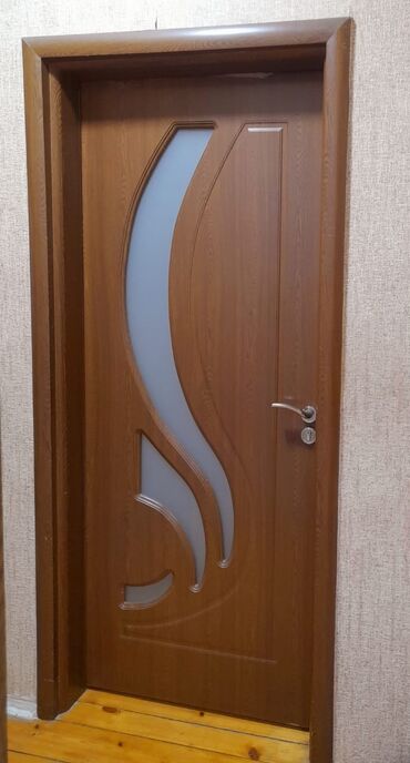 qapi ustu: Qapi satilir. 1 ededi 60 azn. Ölcüsu 90x2.05 hec birinde problem