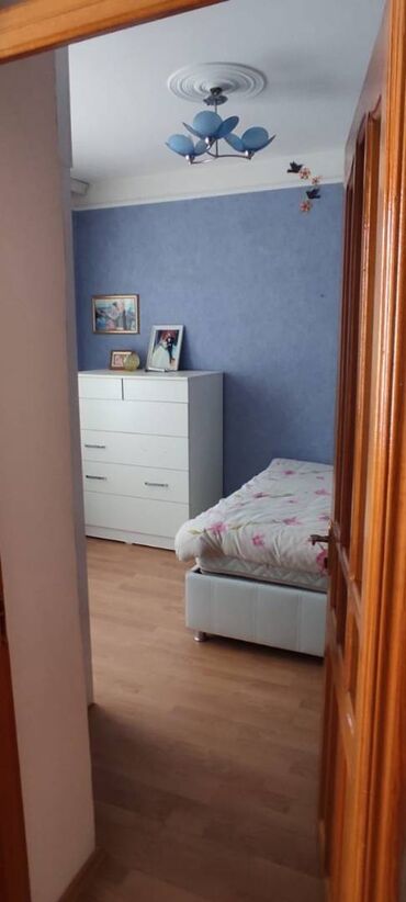 Köhnə tikili: Bakı, 4 otaqlı, Köhnə tikili, m. 28 may, 80 kv. m — 2