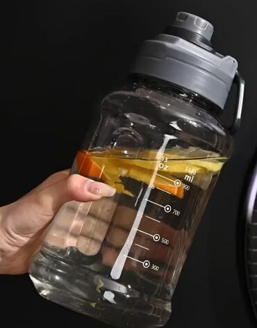 nerj su çəni: 1,5 L su butulkası – geniş ağızlı, ölçü şkalalı - Həcm: 1500 ml (53
