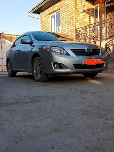 скутер бу бишкек: Автомобиль Toyota Corolla в серебристом цвете, представляющий собой
