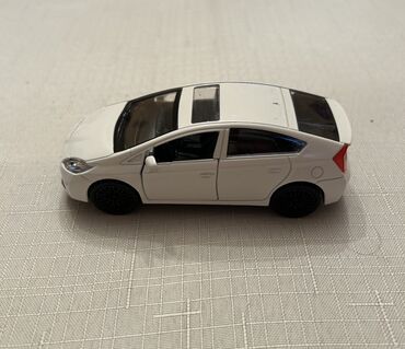 Avtomobil modelləri: Ağ rəngli mini model avtomobil – sedan/krossover üslubunda oyuncaq — 2