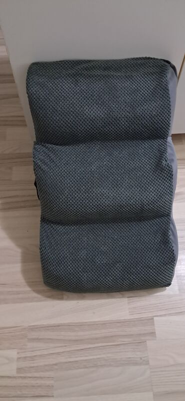 Oprema za kućne ljubimce: Stepenice za pse,sive boje,pozadina crna, juce kupljene 03.12.preko — 1