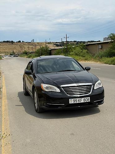 Chrysler: Chrysler 200, qara rəng, sedan kuzov. Xarici xüsusiyyətlər: - Xrom ön — 1