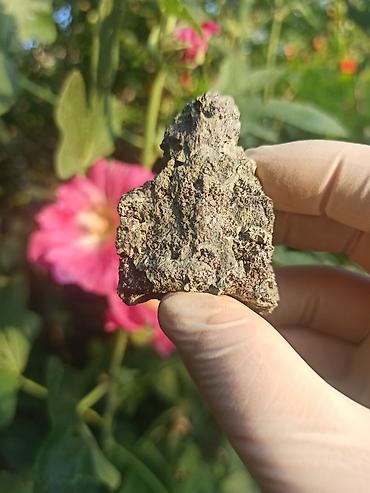 qizil qiymet: Nadir tapılan Qızılı görünüşdə Xalkopirit ( ChalcoPyrite ) daşı 💎 ✨ 🧐 — 2