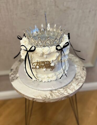 Tortlar: Ad günü üçün dizayn tortları - Zərif “Happy Birthday” yazılı klassik — 8