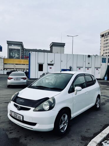 услуги такси в аэропорт: Honda Fit: 2002 г., 1.3 л, Вариатор, Бензин, Хэтчбэк