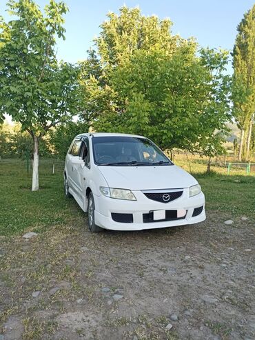 Mazda: Белый минивэн Mazda Premacy. Автомобиль имеет просторный салон, что