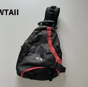 Личные вещи: Сумка-слинг (однолямочная) Oakley. - Цвет: черный с красными — 1