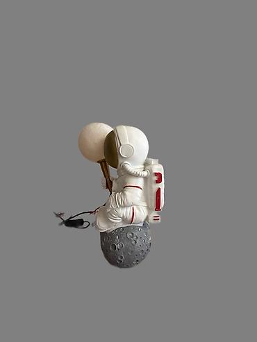 stranger things figur: Astronavt temalı dekorativ masa lampası - Dizayn: Ay səthində oturan — 2