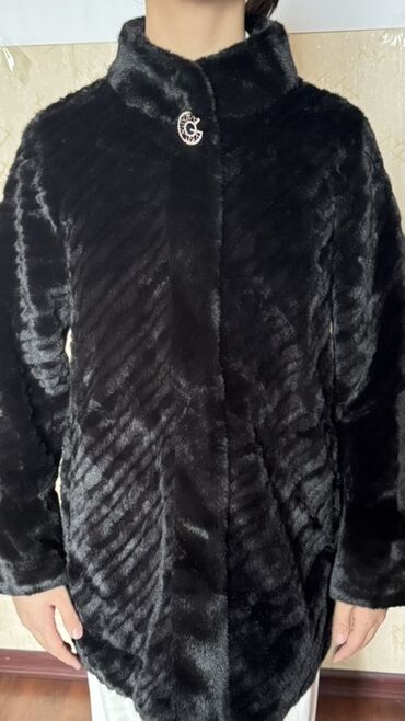 шубу из искусственного меха: Женская шуба из искусственного меха, черного цвета. - Прямой силуэт