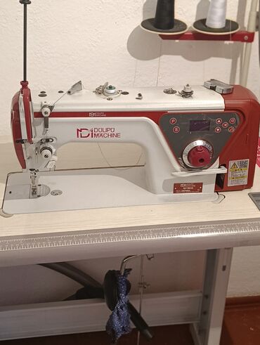 талас терек: Промышленная швейная машина DOLUPO MACHINE (прямострочная), на столе с