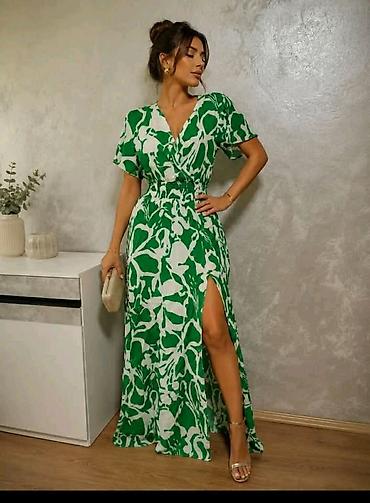next bluza: Zelena maxi haljina sa belim apstraktnim printom. Kroj do poda sa — 1