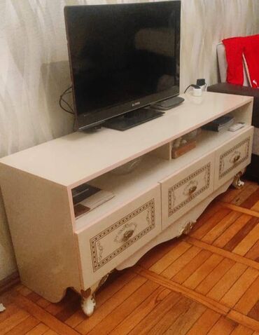 Digər Avtomobillər: Yaxşı vəziyyətdə olan TV altlığı satılır. Modern dizaynı ilə hər otağa